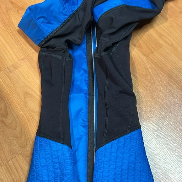 EUC Lululemon Run: Bundle Up Jacket (US 8) - Black / Beaming Blue - Picture 8 of 16